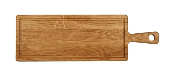 Primo piano di un rettangolo a forma di quercia marrone tagliere cucina in legno con maniglia e canale sanguigno isolato su sfondo bianco - Foto, immagini
