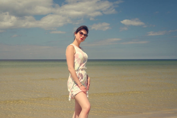 szczęśliwa dziewczyna w letniej sukience nad morzem - Zdjęcie, obraz