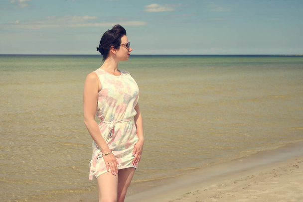 šťastná dívka v letních šatech u moře - Fotografie, Obrázek