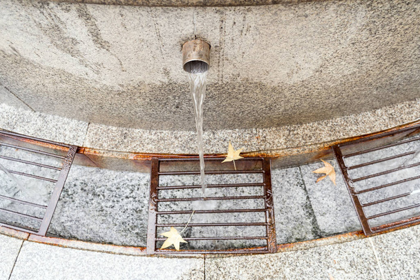 Publiczne spożycie wody mineralnej w Luso, Portugalia, Europa - Zdjęcie, obraz