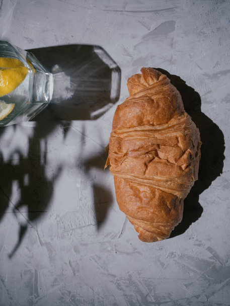 croissants pour le petit déjeuner sur table grise, concept panoramique - Photo, image