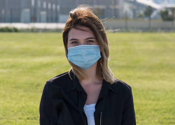 Mujer con máscara facial durante el brote de coronavirus. El virus propaga la cuarentena de prevención de gripe. Chica con una máscara facial. covid 19. máscara médica - Foto, imagen