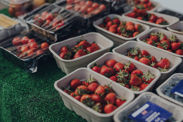 Σειρές διχτυών με νωπές φράουλες προς πώληση σε τοπική αγορά στο Cotswolds, Ηνωμένο Βασίλειο. - Φωτογραφία, εικόνα