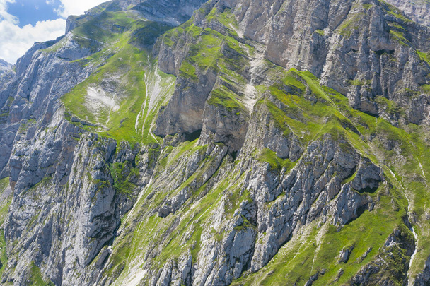 widok z lotu ptaka skalista ściana pizzo intermersoli w obszarze górskim gran sasso italiy - Zdjęcie, obraz
