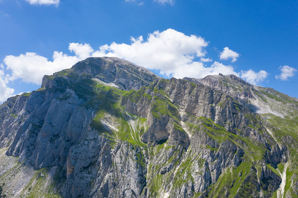 εναέρια άποψη του pizzo intermersoli στην ορεινή περιοχή του gran sasso italy - Φωτογραφία, εικόνα
