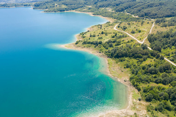 εναέρια άποψη της ακτής της λίμνης Campotosto στην ορεινή περιοχή του gran sasso italy - Φωτογραφία, εικόνα