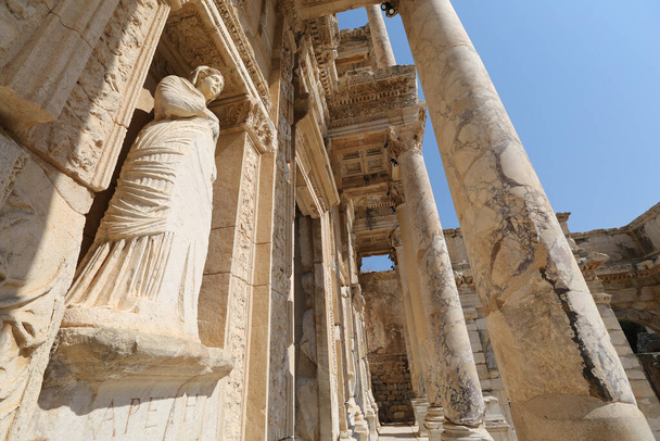 Personificatie van de Deugd, Arete Standbeeld in Efeze Oude Stad, Selcuk Stad, Izmir Stad, Turkije - Foto, afbeelding