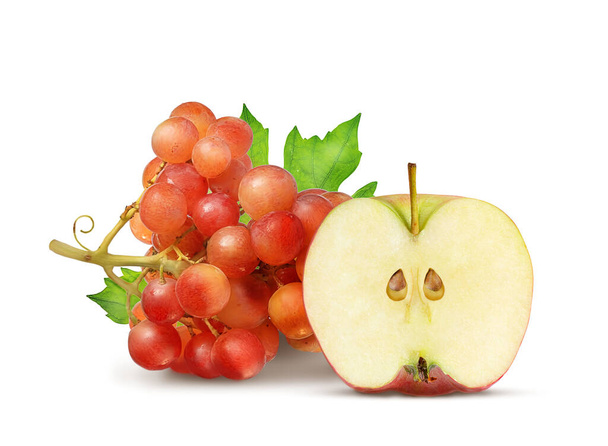 un grappolo d'uva e mezza mela rossa matura su fondo bianco - Foto, immagini
