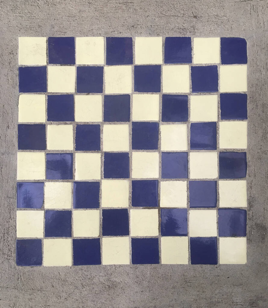 磁器のタイルで作られた青と白のチェス盤 - 写真・画像