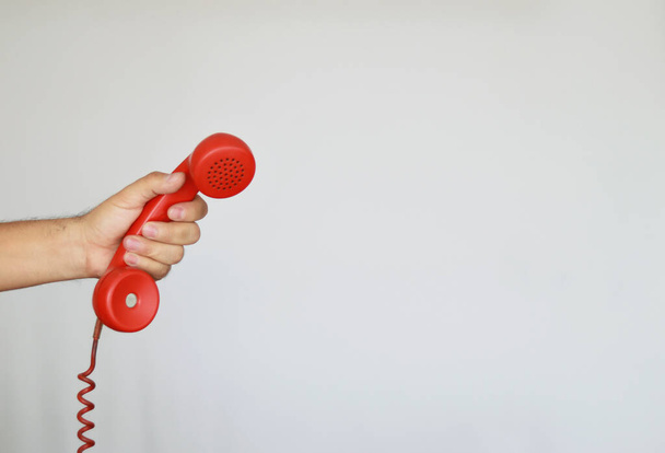 Παράδοση ενός παλαιού vintage κόκκινο τηλέφωνο πάνω από λευκό φόντο φιλικό στυλ - Φωτογραφία, εικόνα