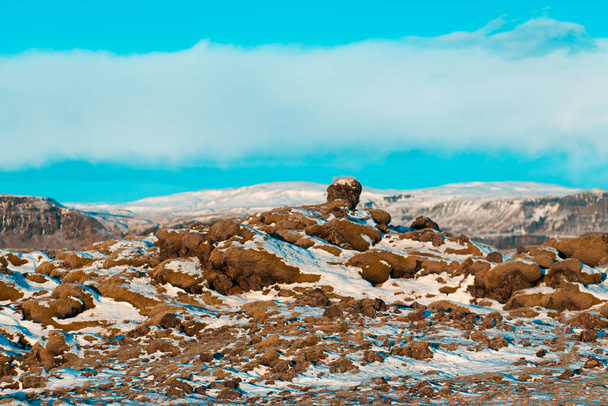 アイスランドの冬の風景。苔で覆われた固化した溶岩のフィールドは雪で覆われている - 写真・画像