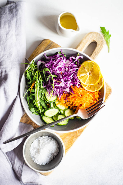 concepto de ensalada saludable con verduras crudas y frescas en un tazón sobre fondo de hormigón - Foto, Imagen
