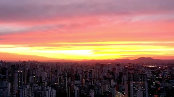 Západ slunce v City Life. Scéna v centru. Letecký pohled na západ slunce ve městě. Aerial Landscape Hyperlapse. Městský život. Oblast. Scéna západu slunce. Časový rozvrh Letecký pohled. Sunset Skyline Hyper Lapse. Aerial Time Lapse City. Sao Paulo, Brazílie - Záběry, video