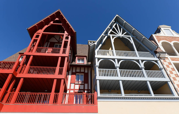 Архітектура Трувілля, Нормандія, Франція. Типовий будинок з напівдерев "яним покриттям. - Фото, зображення