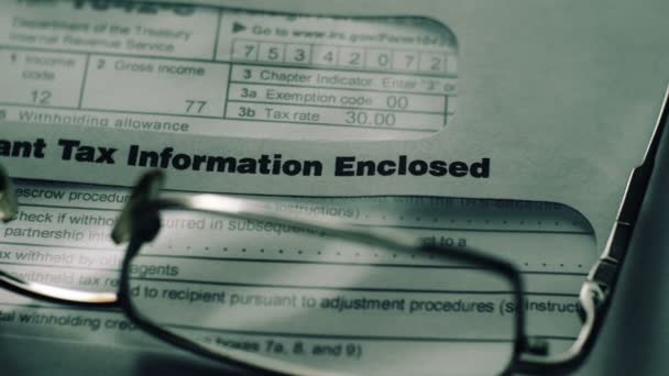 Наблюдение за личными налоговыми документами - Кадры, видео