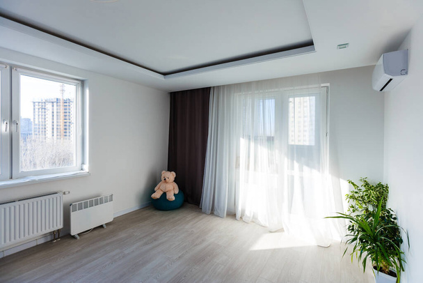 Camera bianca dal design moderno. nuova riparazione in appartamenti - Foto, immagini
