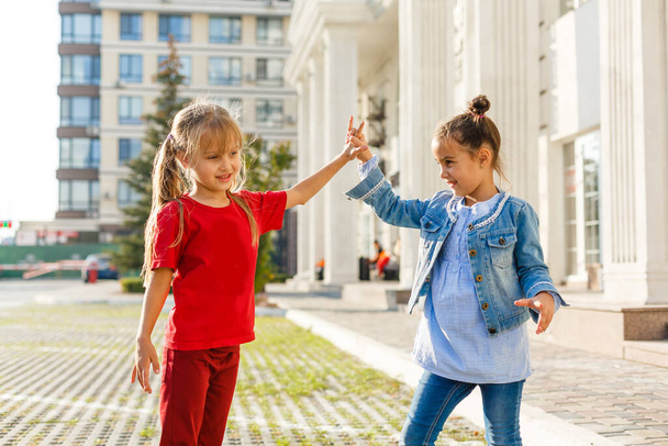 Портрет щасливої моди маленькі дівчата розважаються в місті
 - Фото, зображення