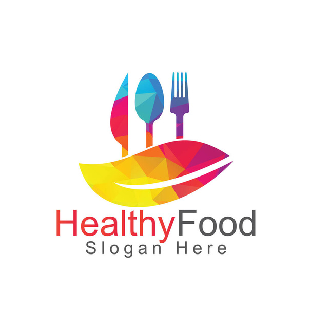 Modelo de logotipo de comida saudável. Logotipo de comida orgânica com colher, garfo, faca e símbolo de folha. - Vetor, Imagem