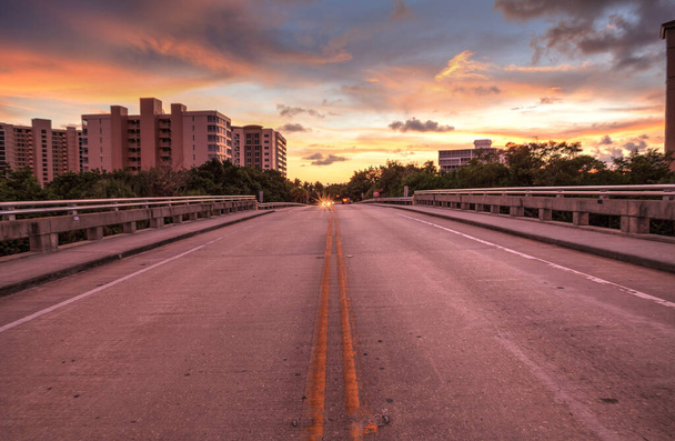 Uprostřed silnice Overpass na Bluebill Avenue vedoucí k Delnor Wiggins State Park při západu slunce v Neapoli, Florida. - Fotografie, Obrázek