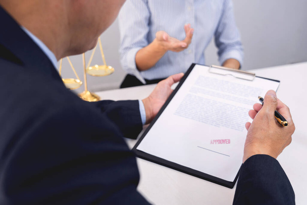 Клиент со своим партнером юристы или адвокаты обсуждают обсуждение документа или договора, работающие за столом в офисе, хорошее сотрудничество службы  - Фото, изображение