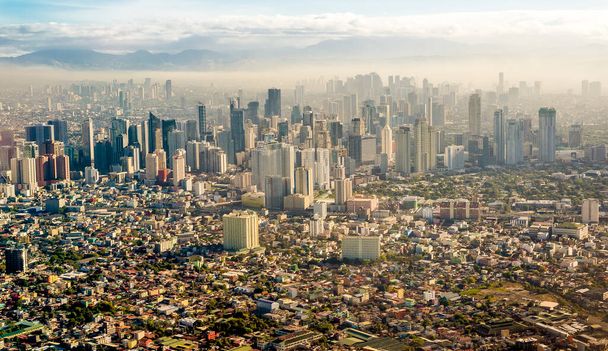 Metro Manila Skyline vom Flugzeug aus gesehen, ab 2020. im Bild sind Pasay, Makati, Eastwood City und die Berge von Rizal zu sehen. Schuss am Morgen, 7 Uhr - Foto, Bild