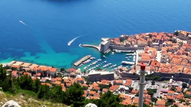 Eski Dubrovnik kasabası ve Lokrum adasının üzerindeki teleferiğin tepesinden gelen hava manzarası.. - Video, Çekim