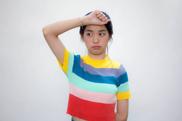 Asia thajská teen barva tričko krásná dívka přemýšlet - Fotografie, Obrázek