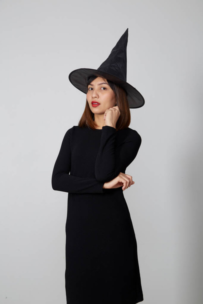 bela ásia mulher vestindo bruxa traje para Halloween festa - Foto, Imagem