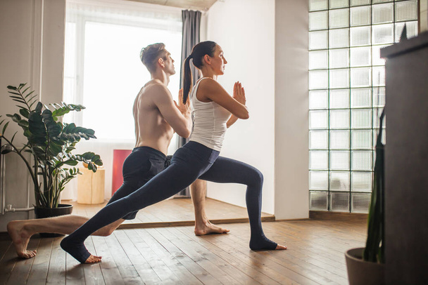 pareja caucásica mantener el equilibrio en pose de yoga - Foto, imagen