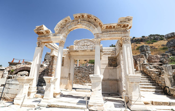Templo de Adriano en Éfeso Ciudad Antigua, Izmir, Turquía - Foto, imagen