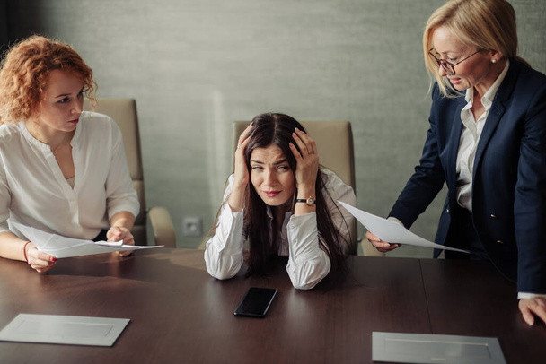 Desperate female office manager unable to cope with too many tasks from boss. - Foto, Imagen