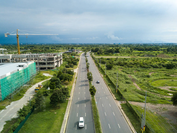 Aerial of Daang Hari Road em Imus, Cavite, Filipinas. Avenida vazia com quase nenhum tráfego. A caminho de Dasmarinas. - Foto, Imagem