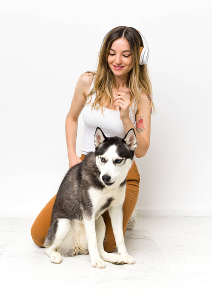 Giovane donna con il suo cane husky - Foto, immagini