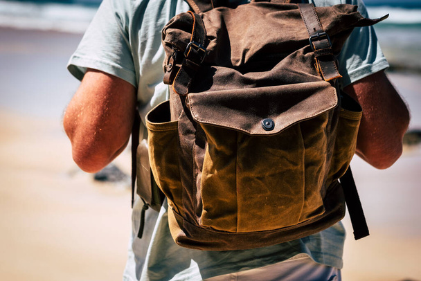 Nahaufnahme eines Mannes mit Rucksack - Reise- und Abenteuerkonzept für Backpacker - Foto, Bild