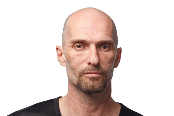 Портрет лысого серьезного взрослого мужчины в черной рубашке - Фото, изображение