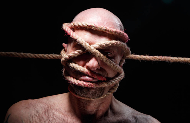 Imagem de homem adulto ligado com corda no rosto - Foto, Imagem