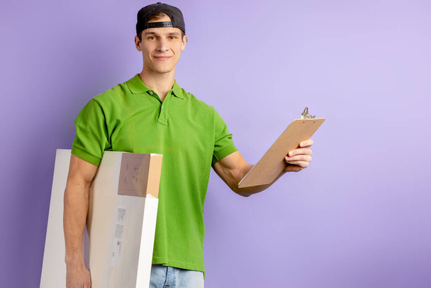 young caucasian delivery man isolated - Foto, immagini