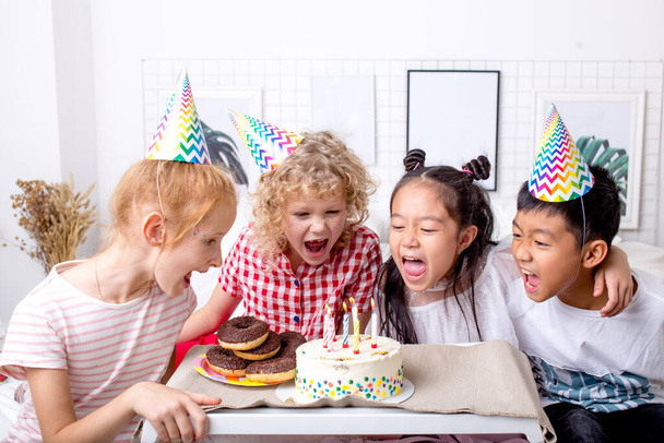 cute little kids singing songs on birthday party - Foto, Imagem