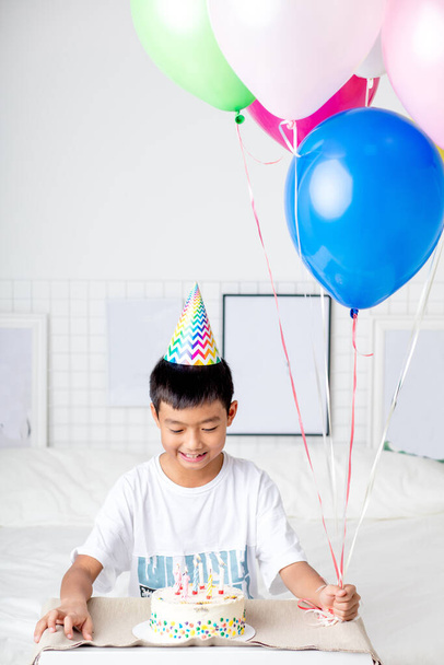little kid with apresent from parents - 写真・画像