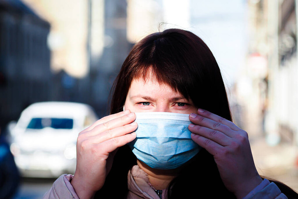 Όμορφη Ευρωπαία με μάσκα προσώπου. Κοντινό πλάνο ενός θηλυκού με αναπνευστήρα για προστασία από τον ιό της στέψης. - Φωτογραφία, εικόνα
