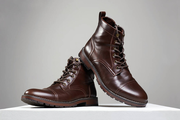 Модные мужские туфли. мода натюрморт. коричневые сапоги - Фото, изображение