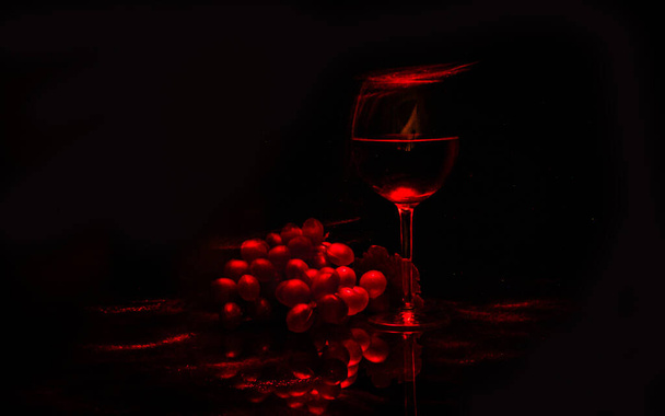 Nature morte d'un verre, bouteille, vin, faite dans la technique du dessin à la lumière - Photo, image