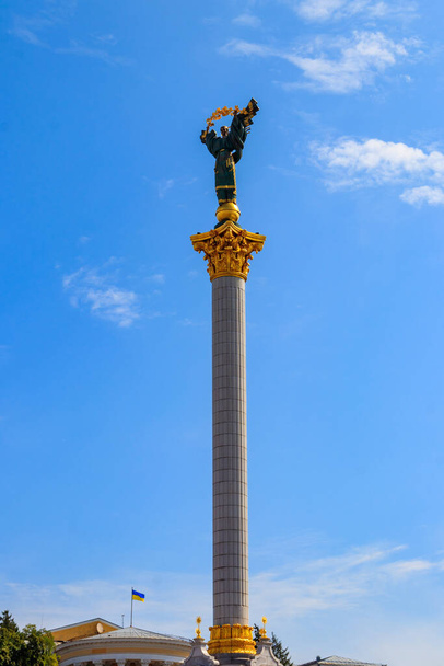 ウクライナの首都キエフの独立広場（Maidan Nezalezhnosti）にある独立記念碑 - 写真・画像