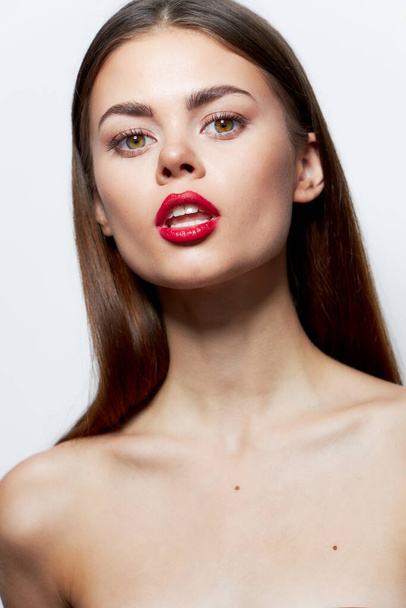 Γοητευτική γυναίκα γυμνοί ώμοι ελκυστική εμφάνιση κόκκινα χείλη ανοιχτό στόμα διαυγές δέρμα  - Φωτογραφία, εικόνα