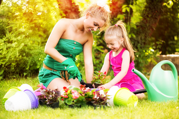 Mutter und Tochter pflanzen gemeinsam Blumen - Foto, Bild