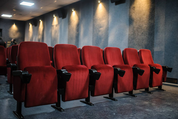 κοντινή φωτογραφία από σειρές κόκκινων καθισμάτων στον κινηματογράφο / θέατρο / συναυλία  - Φωτογραφία, εικόνα