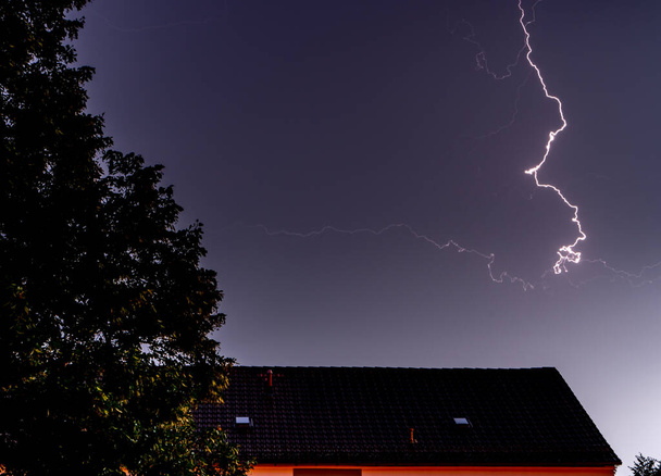 Storm met een bliksemschicht in de lucht - Foto, afbeelding
