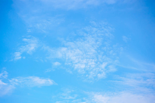 Bulutlu mavi gökyüzü, doğa soyut arkaplan - Fotoğraf, Görsel
