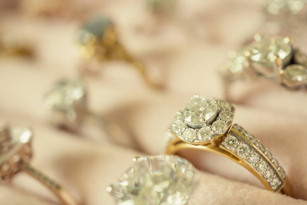 Κοσμήματα διαμαντένια δαχτυλίδια και σκουλαρίκια σε κουτί - Φωτογραφία, εικόνα