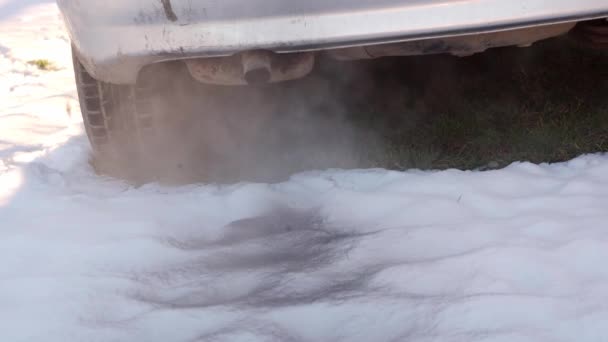 Moteur de démarrage de voiture diesel avec une grande quantité de fumée. Laisser un signe noir sur la neige. Problème écologique avec les voitures - Séquence, vidéo